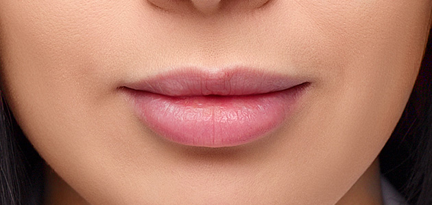 Apply a little on the brush or   cotton swab   and mask the excess, making the contour of the lips perfectly smooth