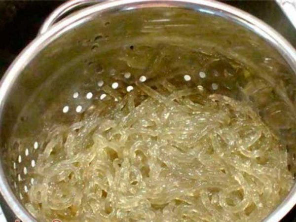 Przepis stosowany przez chińskich producentów nie jest zły, ale opatrunek na funchozy będzie zbyt gruby na sałatkę, więc przed dodaniem sosu należy rozcieńczyć sos wodą o jedną trzecią