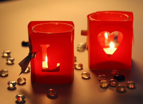 Спробуйте прикрасити таким чином кілька свічок - це додасть романтики в інтер'єр